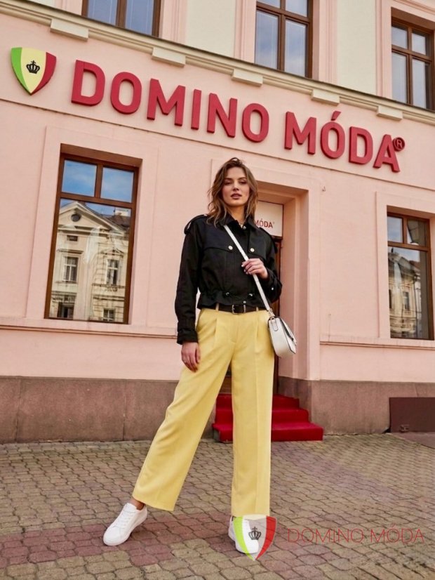 Krátká černá bundička se stahováním v pase