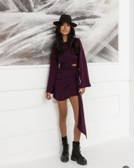 Elegantní mini šaty s průstřihem a splývavým rukávem