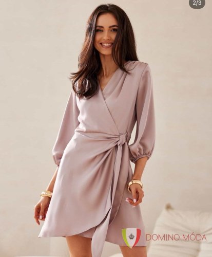 Krátké zavinovací šaty s vázáním v pase